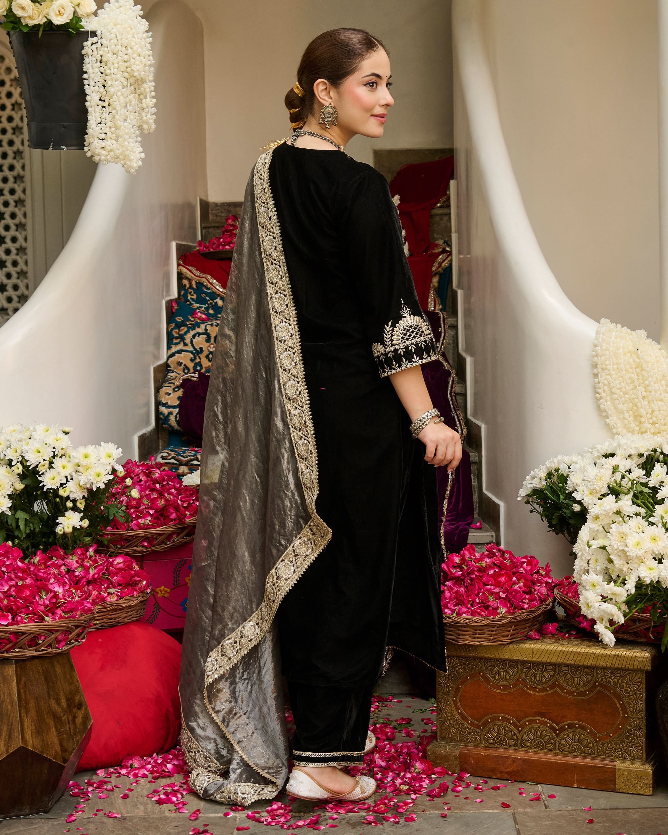 Ehan Black Embroidered Velvet Suit Set - Image 7