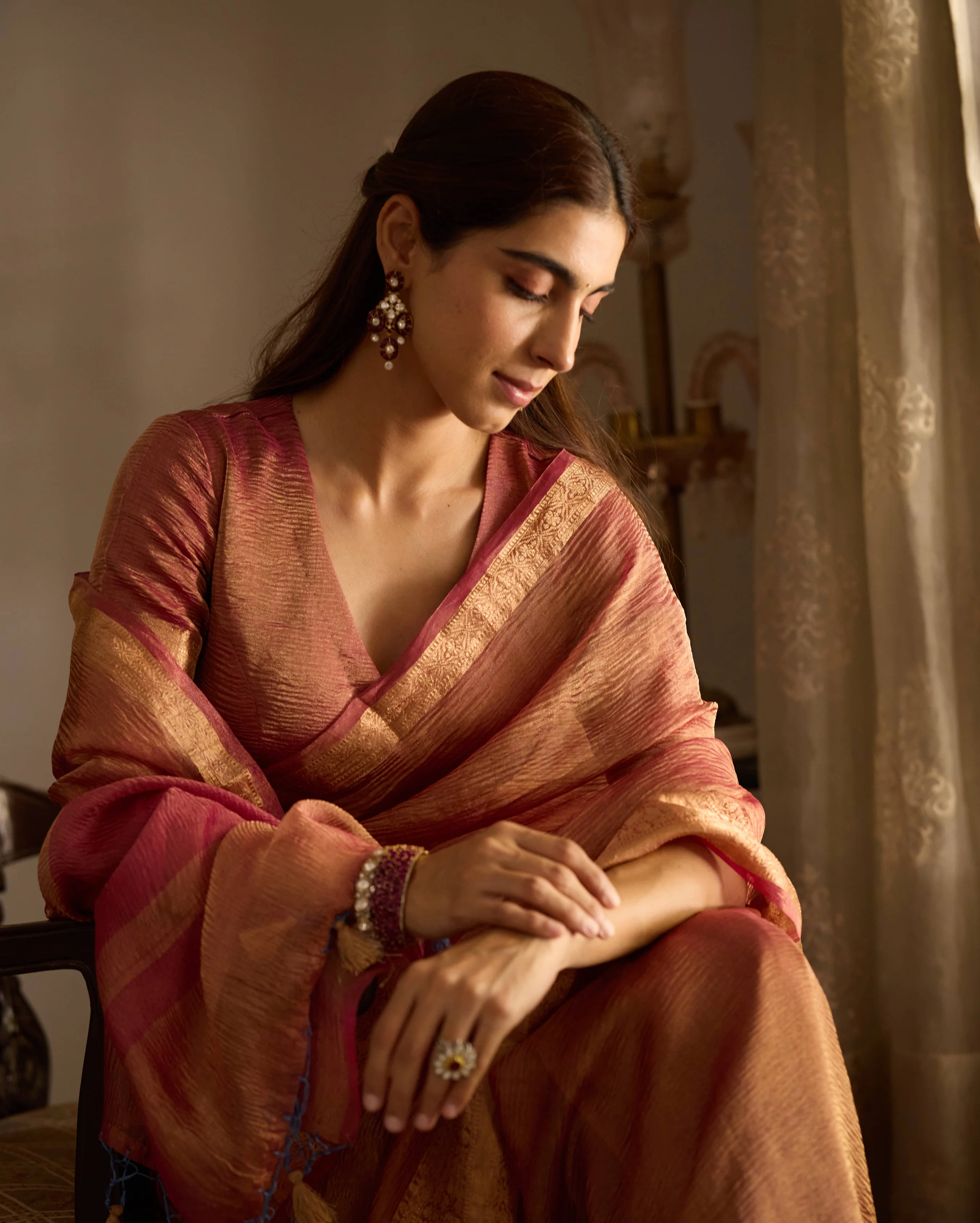 Mṛdula Brick Red Solid Crushed Tissue Saree - Image 5